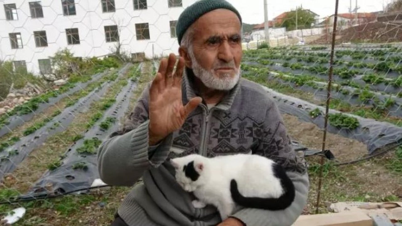 30 yıldır ürettiklerini bedava dağıtıyor: 'Hayır duası almak bana yetiyor!'