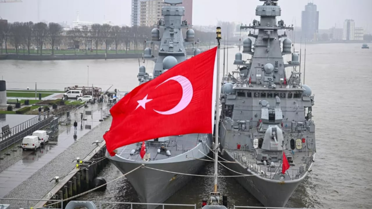 Foto - 30 yıllık pranga kırıldı! Mavi vatanın aslanı Avrupa’nın göbeğine çöktü