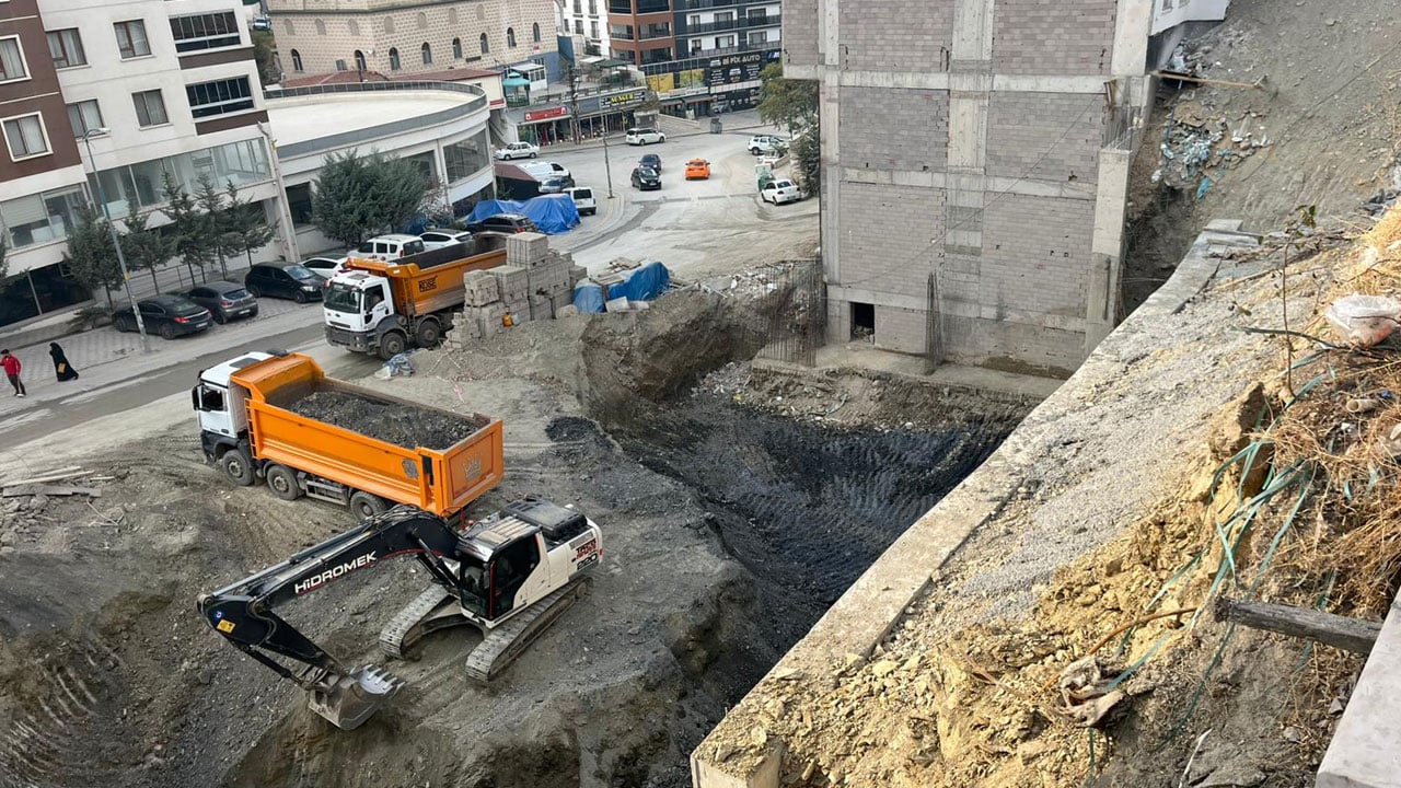 300 kişi gece yarısı sokağa döküldü! 17 katlı bina boşaltıldı