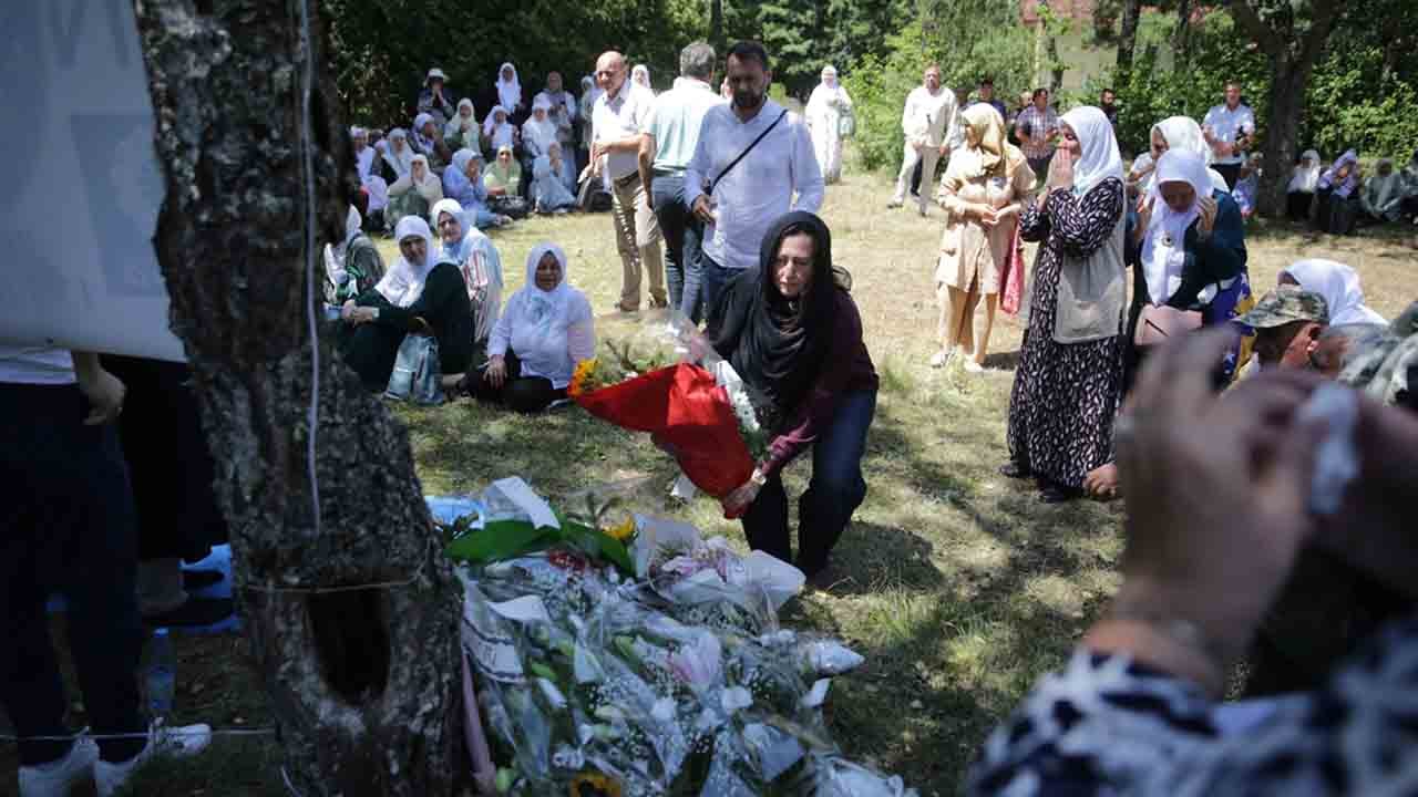 Foto - 31 yıllık dinmeyen Srebrenitsa acısı: Katledilen 6 Boşnak genç Trnovo'da dualarla anıldı
