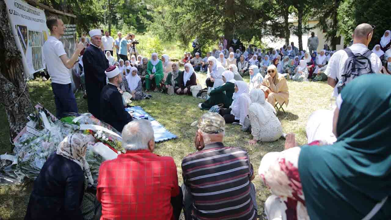 Foto - 31 yıllık dinmeyen Srebrenitsa acısı: Katledilen 6 Boşnak genç Trnovo'da dualarla anıldı