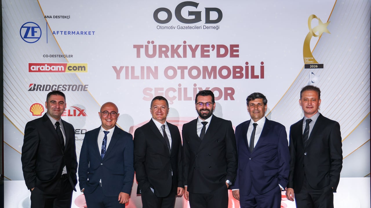 Foto - 33 dev rakibini geride bıraktı! Türkiye’de 2026 Yılının En İyi Otomobili Renault Clio seçildi!