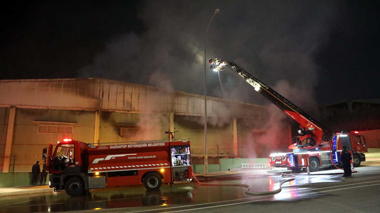 Foto - 33 itfaiye aracı ve 58 itfaiye personeli.... Gaziantep'te ambalaj fabrikasında yangın