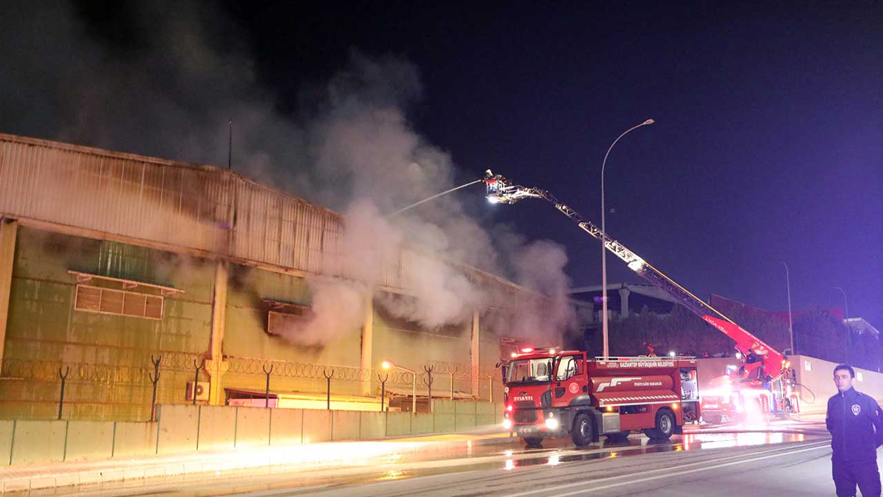 Foto - 33 itfaiye aracı ve 58 itfaiye personeli.... Gaziantep'te ambalaj fabrikasında yangın