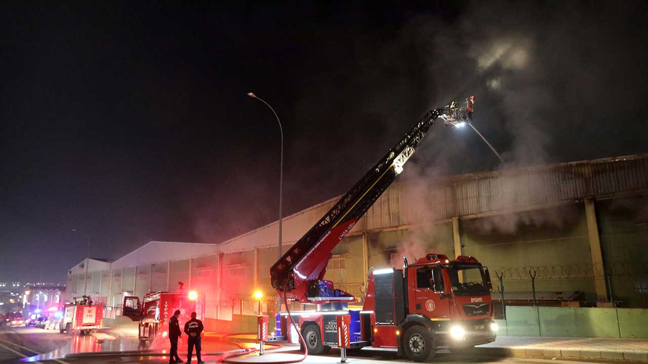 Foto - 33 itfaiye aracı ve 58 itfaiye personeli.... Gaziantep'te ambalaj fabrikasında yangın