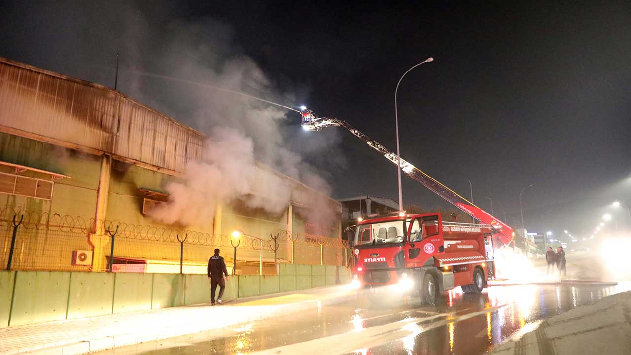 Foto - 33 itfaiye aracı ve 58 itfaiye personeli.... Gaziantep'te ambalaj fabrikasında yangın