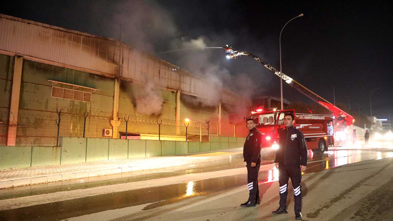 Foto - 33 itfaiye aracı ve 58 itfaiye personeli.... Gaziantep'te ambalaj fabrikasında yangın