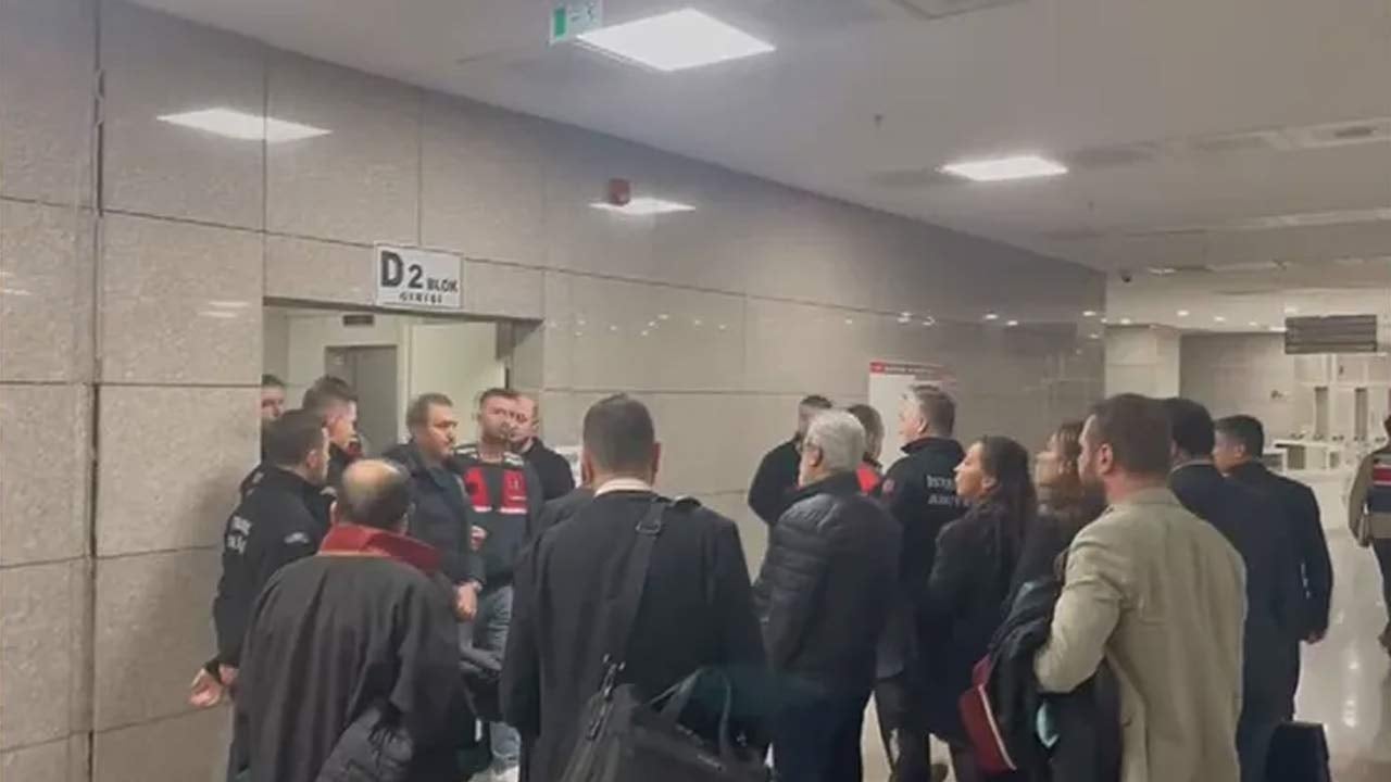 Foto - 35 yaşındaki kadın spikerden ‘Mehmet Akif Ersoy’ iddiaları! Okurken mideniz bulanacak