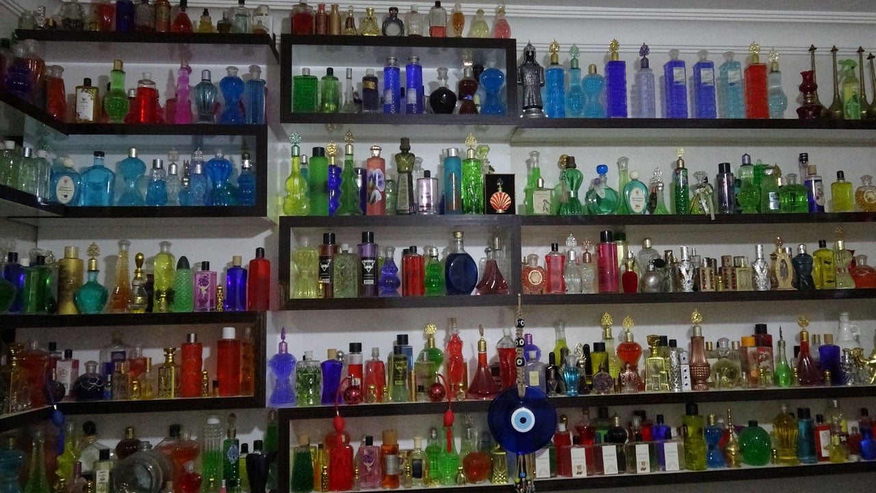 Foto - 35 yıldır kolonya koleksiyonu yapıyor! Daire parası teklif ettiler, satmadı