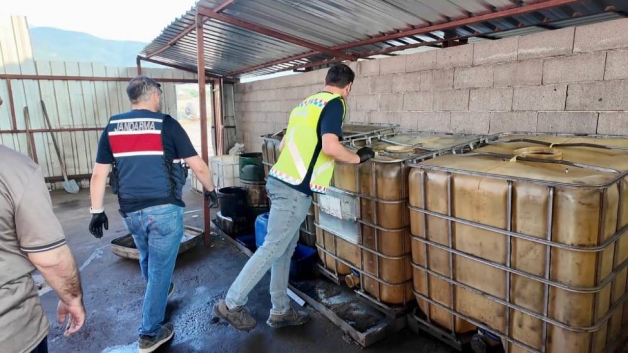 Foto - 4 bin 248 litre ele geçirildi Toğrağa gömdüler jandarma buldu çıkardı