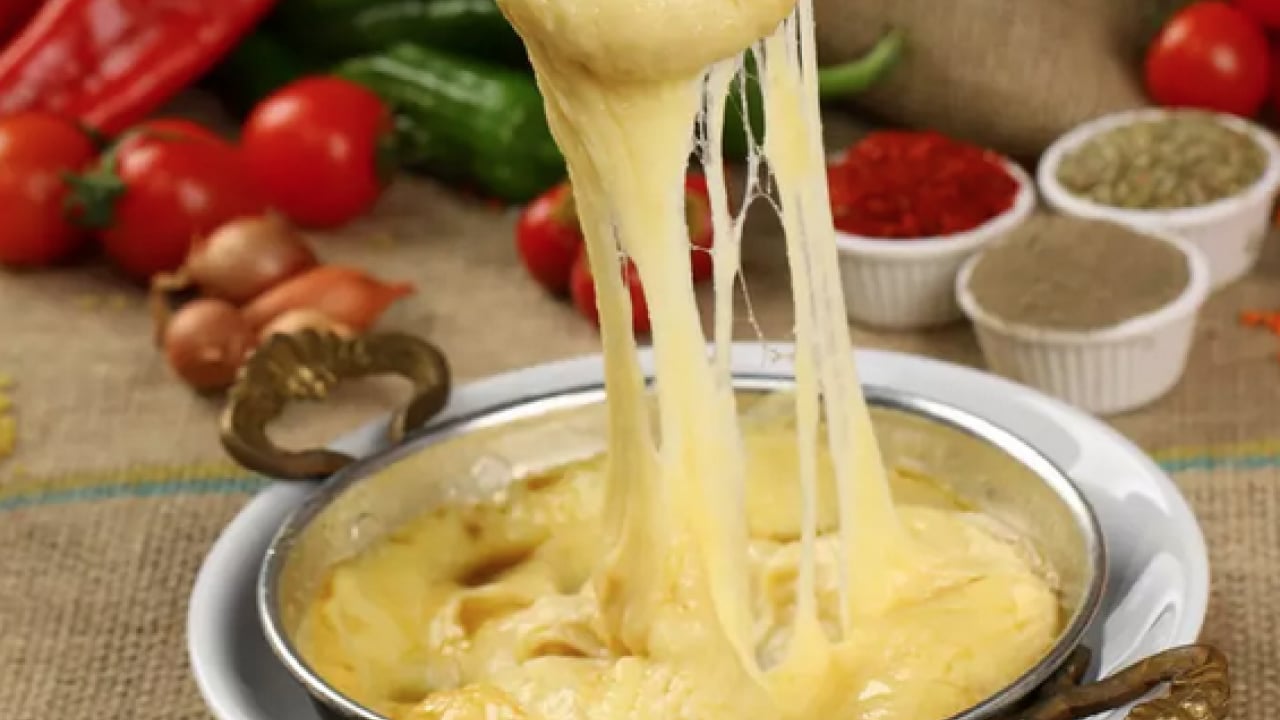 Foto - Bu lezzeti ihmal etmeyin sofranızdan 4 kişilik mıhlama tarifi! Uzadıkça uzayan lezzet, en sıcak kahvaltılık tarif