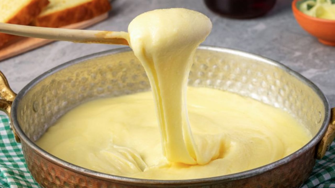 Foto - Bu lezzeti ihmal etmeyin sofranızdan 4 kişilik mıhlama tarifi! Uzadıkça uzayan lezzet, en sıcak kahvaltılık tarif