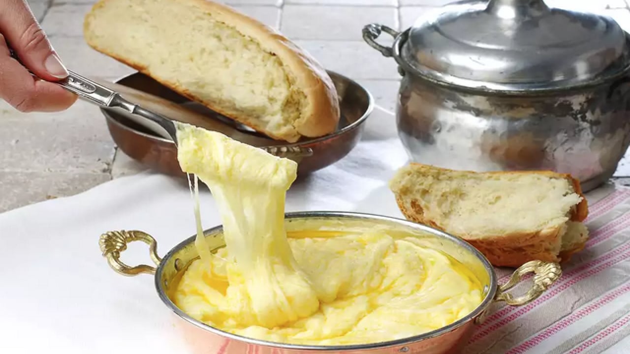 Foto - Bu lezzeti ihmal etmeyin sofranızdan 4 kişilik mıhlama tarifi! Uzadıkça uzayan lezzet, en sıcak kahvaltılık tarif