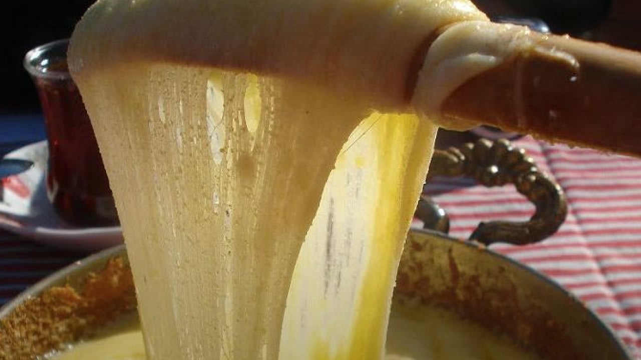 Foto - Bu lezzeti ihmal etmeyin sofranızdan 4 kişilik mıhlama tarifi! Uzadıkça uzayan lezzet, en sıcak kahvaltılık tarif