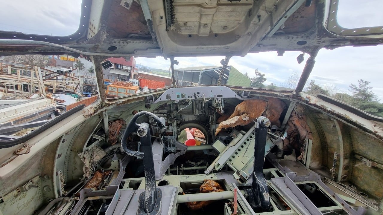 Foto - 4 parçaya bölünmüş: Sahibinden satılık hurda uçak