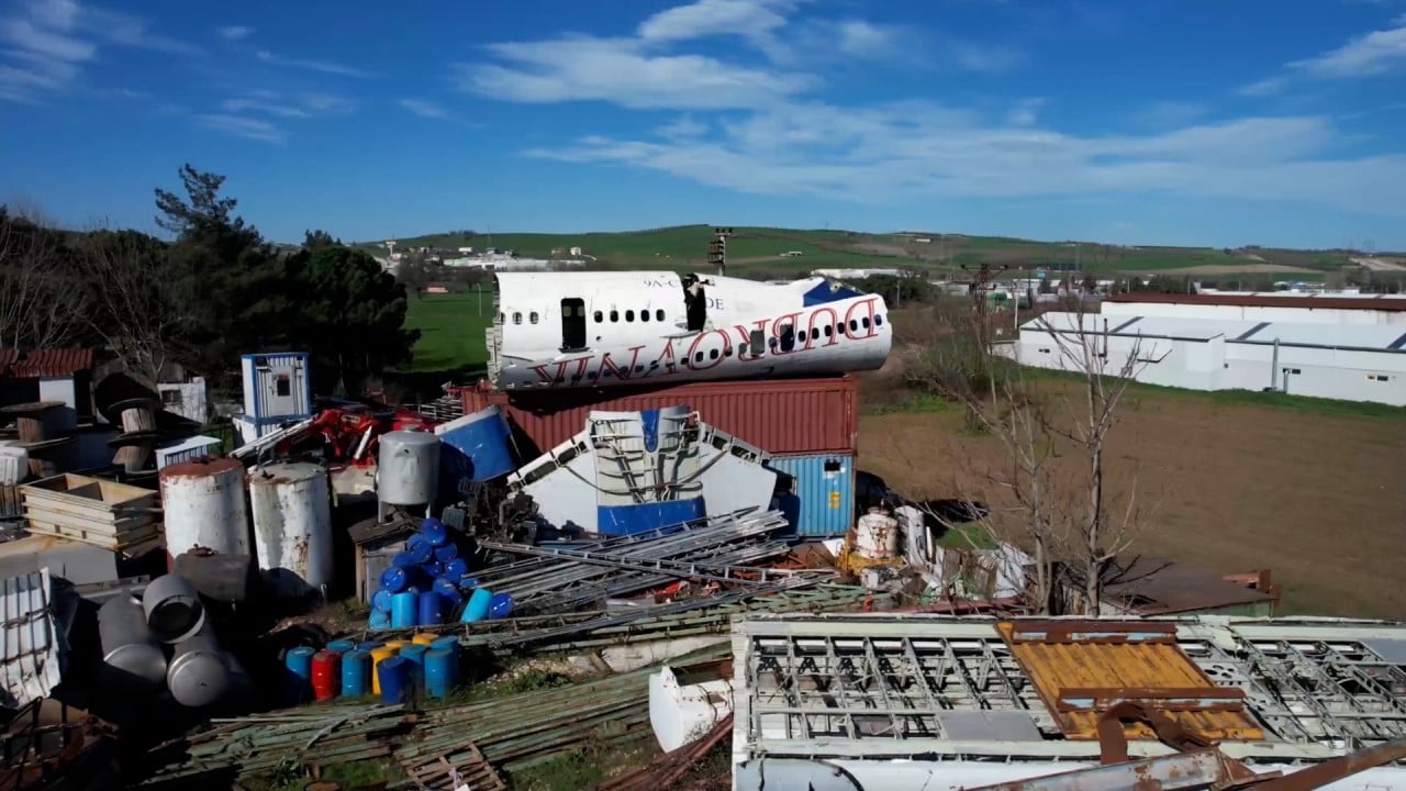 Foto - 4 parçaya bölünmüş: Sahibinden satılık hurda uçak