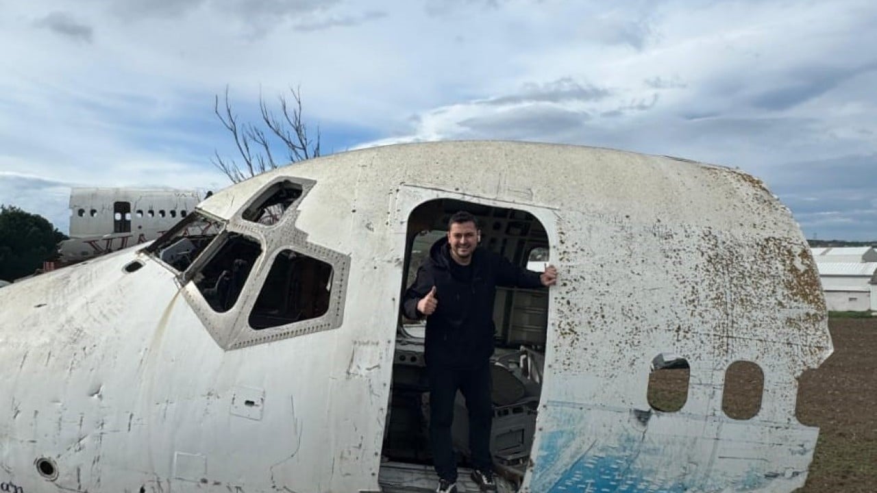 Foto - 4 parçaya bölünmüş: Sahibinden satılık hurda uçak