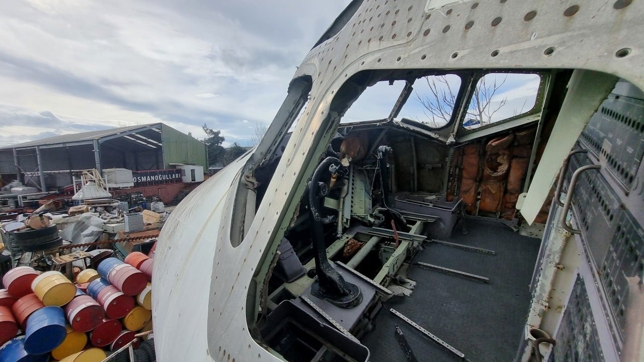 Foto - 4 parçaya bölünmüş: Sahibinden satılık hurda uçak