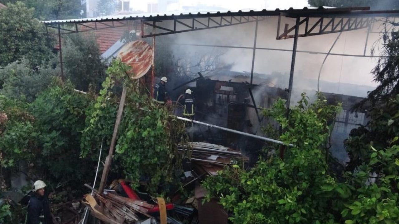Foto - 40 yıllık alın teri yangında küle döndü