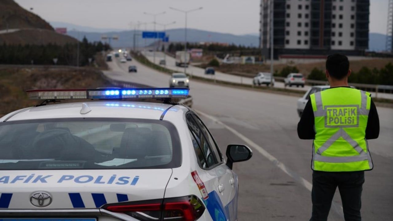 Foto - 43 ilin tek geçiş güzergahı Kilit kavşakta bayram trafiği