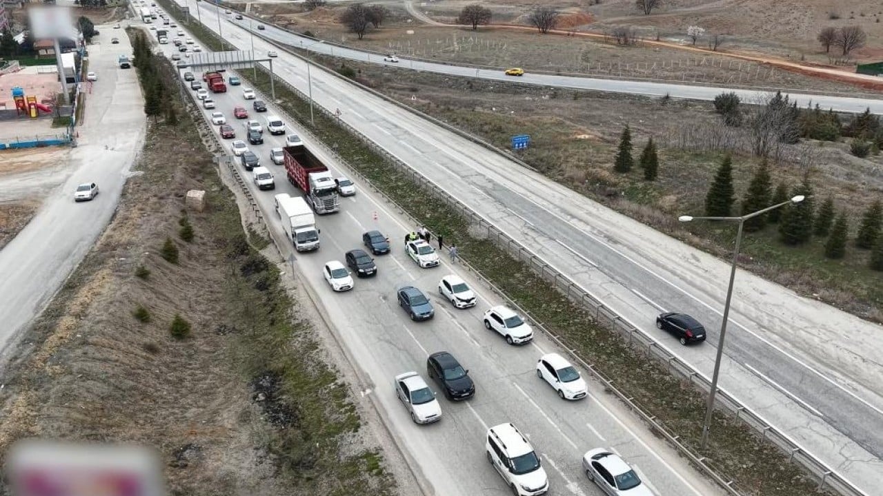 Foto - 43 ilin tek geçiş güzergahı Kilit kavşakta bayram trafiği