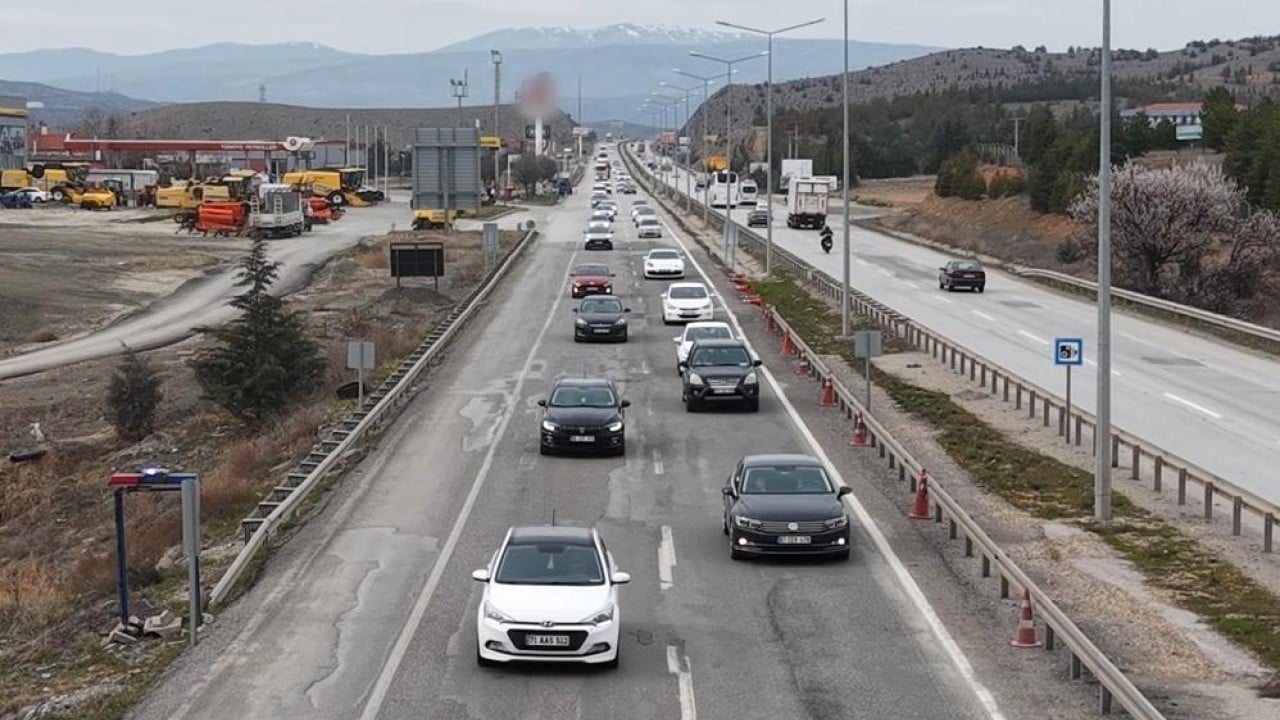 Foto - 43 ilin tek geçiş güzergahı Kilit kavşakta bayram trafiği