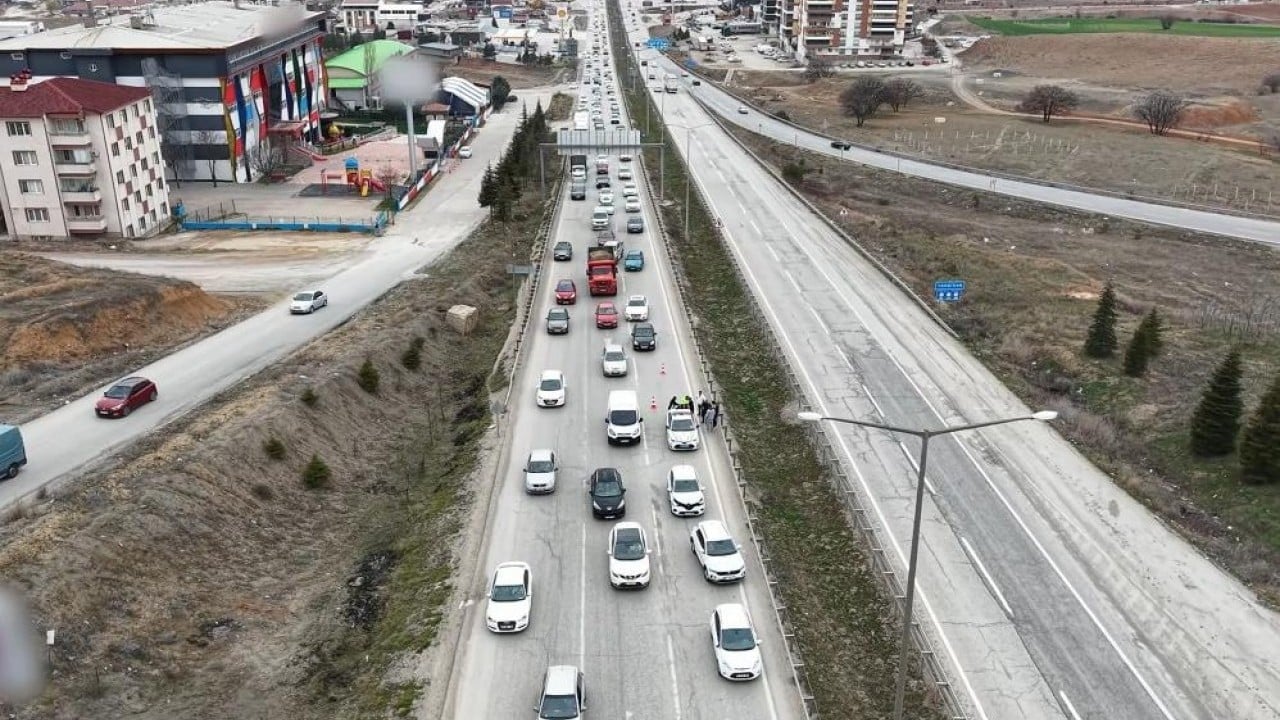 Foto - 43 ilin tek geçiş güzergahı Kilit kavşakta bayram trafiği