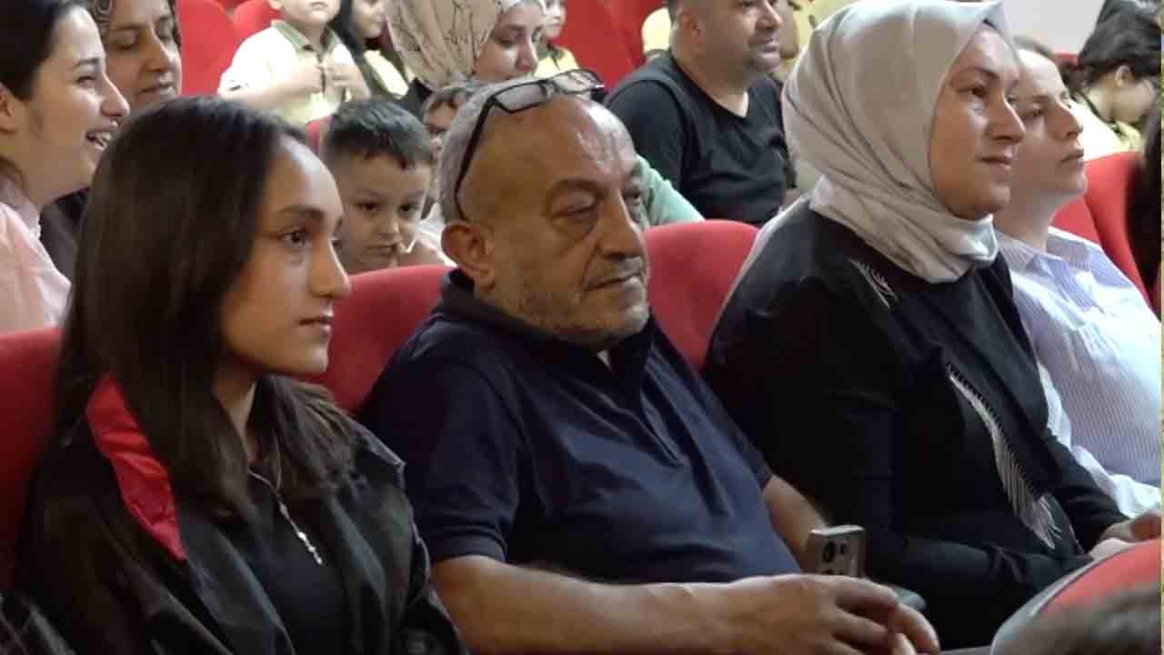 45 yaşında gelen mutluluk: Anne-kız birlikte mezun oldular