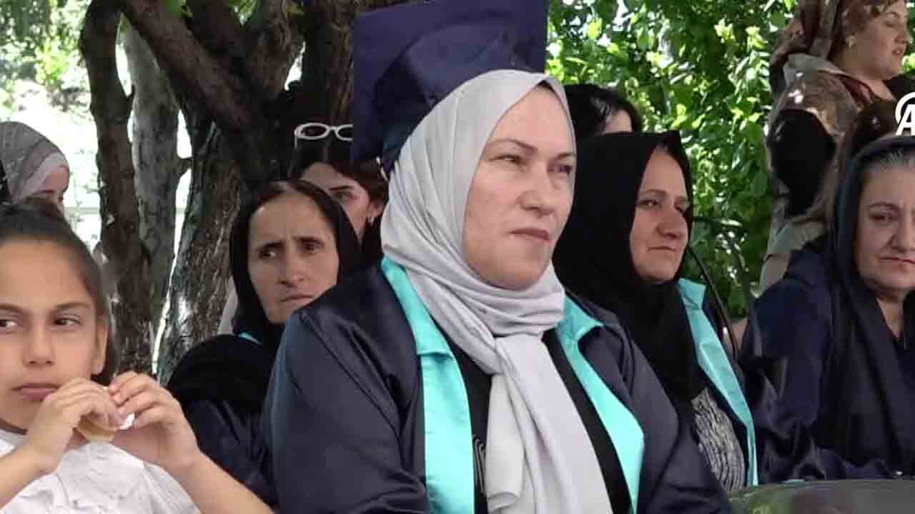 Foto - 45 yaşında gelen mutluluk: Anne-kız birlikte mezun oldular