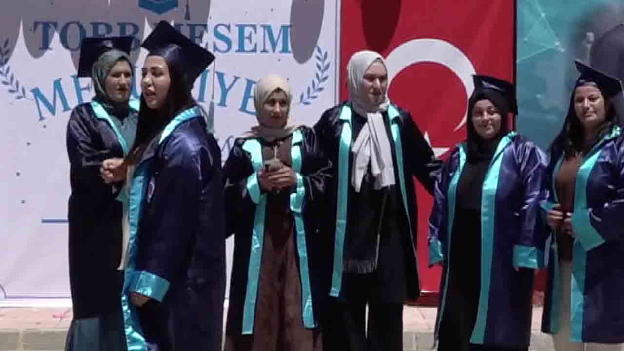 Foto - 45 yaşında gelen mutluluk: Anne-kız birlikte mezun oldular