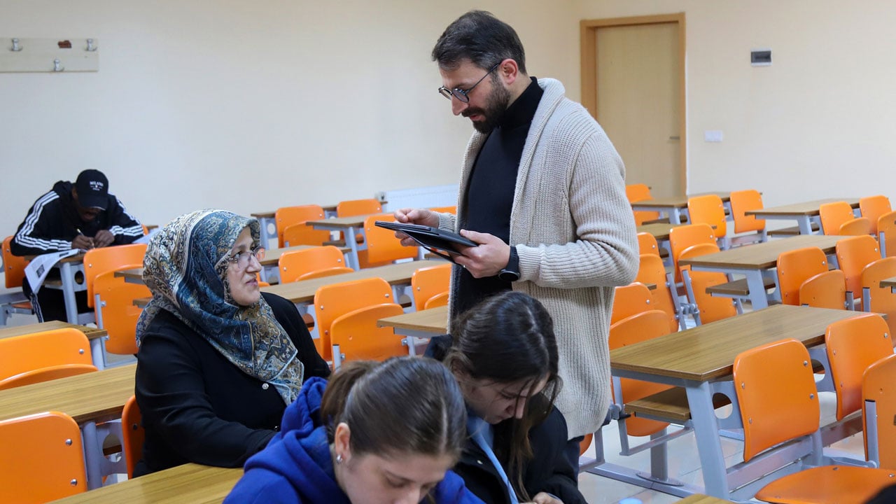 Foto - 45 yaşında yeniden başardı! Kızıyla girdiği sınavda üniversiteyi kazandı