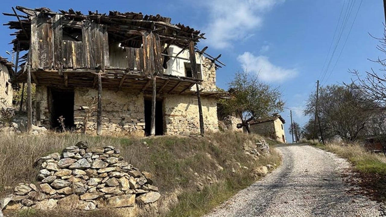 450 yıllık köyde sadece 4 kişi yaşıyor