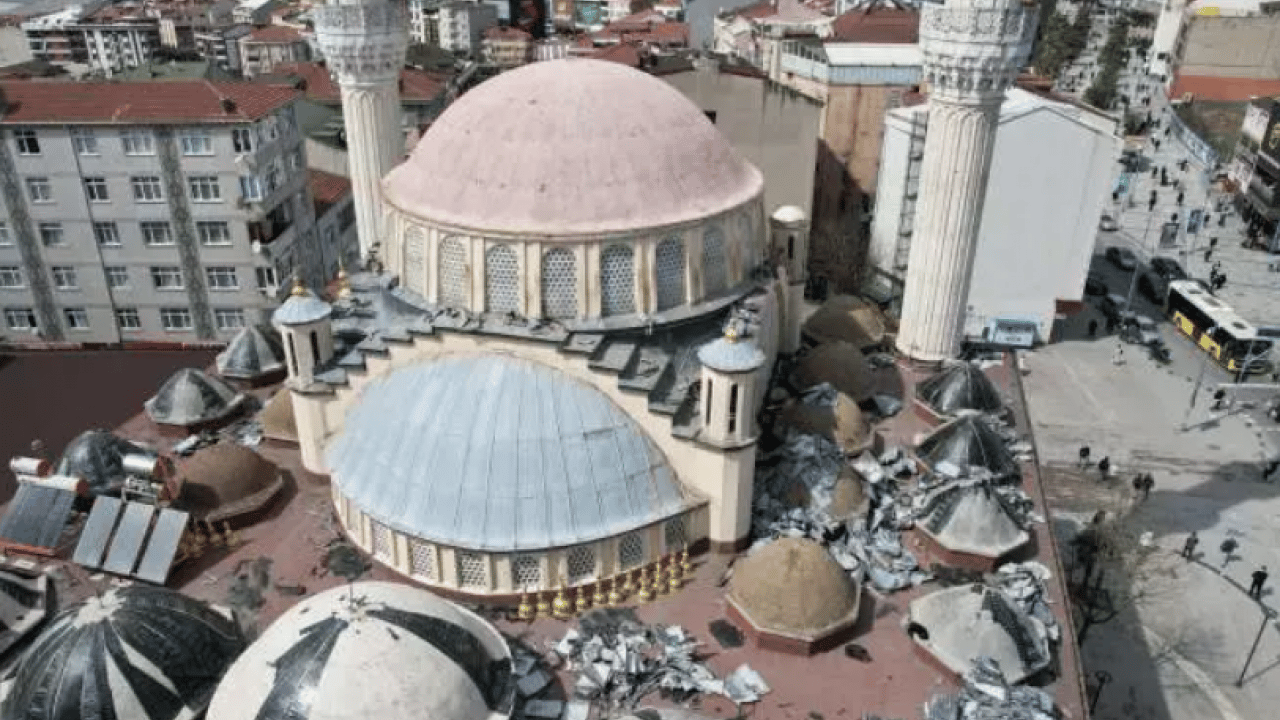 Foto - 46 yıllık cami yıkılıyor! 'Duygulanmamak elde değil!'