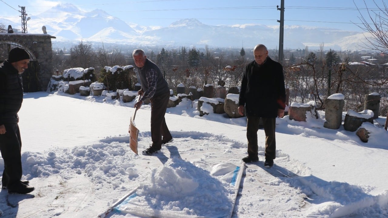 Foto - 5 asırlık buz gibi gelenek! Yaz sıcaklarına hazırlık için 7 metrelik kuyulara kar dolduruyorlar