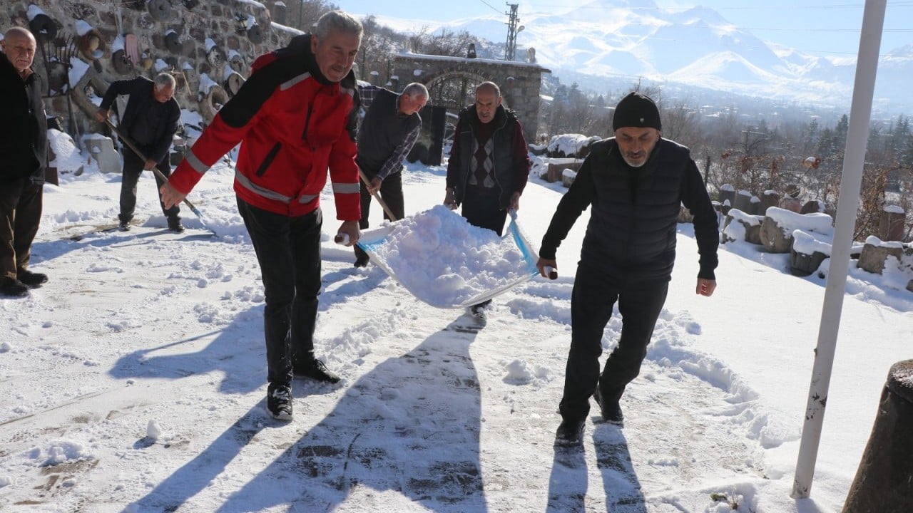 Foto - 5 asırlık buz gibi gelenek! Yaz sıcaklarına hazırlık için 7 metrelik kuyulara kar dolduruyorlar
