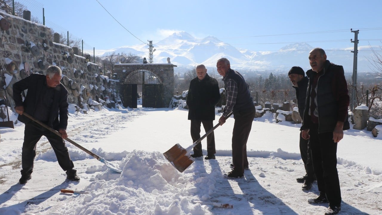 5 asırlık buz gibi gelenek! Yaz sıcaklarına hazırlık için 7 metrelik kuyulara kar dolduruyorlar