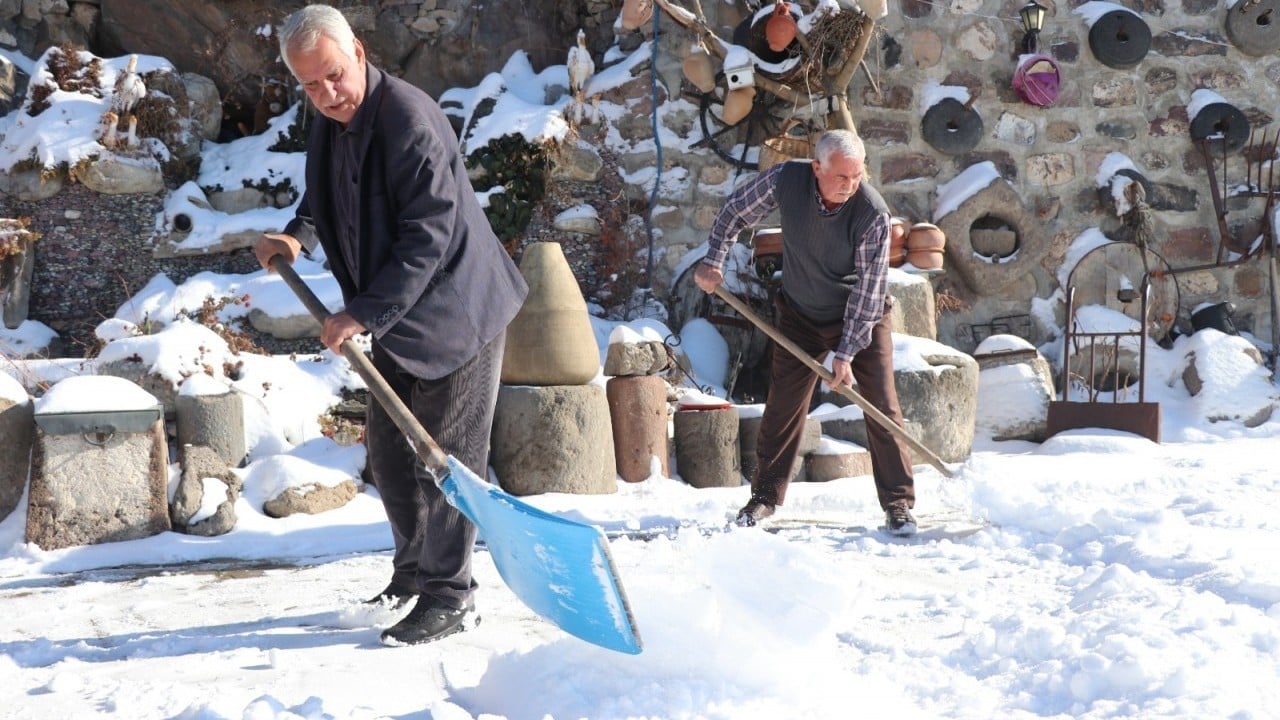 Foto - 5 asırlık buz gibi gelenek! Yaz sıcaklarına hazırlık için 7 metrelik kuyulara kar dolduruyorlar