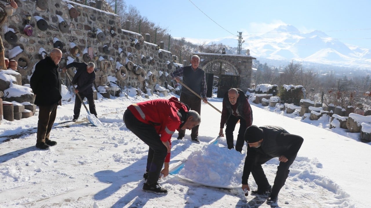 Foto - 5 asırlık buz gibi gelenek! Yaz sıcaklarına hazırlık için 7 metrelik kuyulara kar dolduruyorlar
