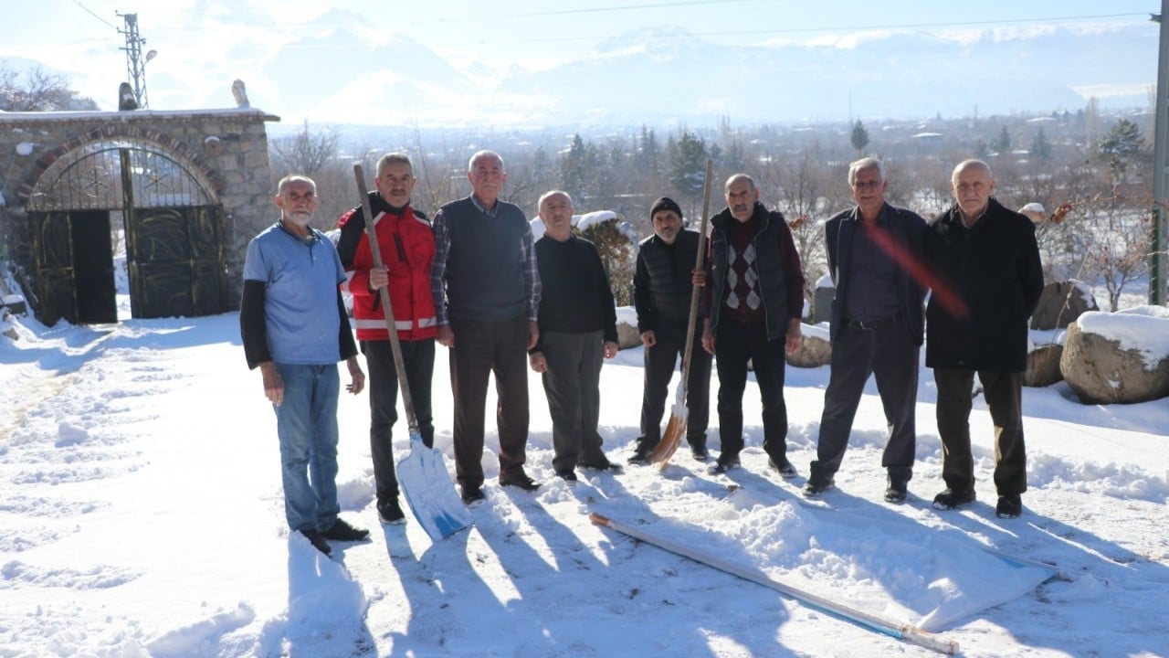 Foto - 5 asırlık buz gibi gelenek! Yaz sıcaklarına hazırlık için 7 metrelik kuyulara kar dolduruyorlar