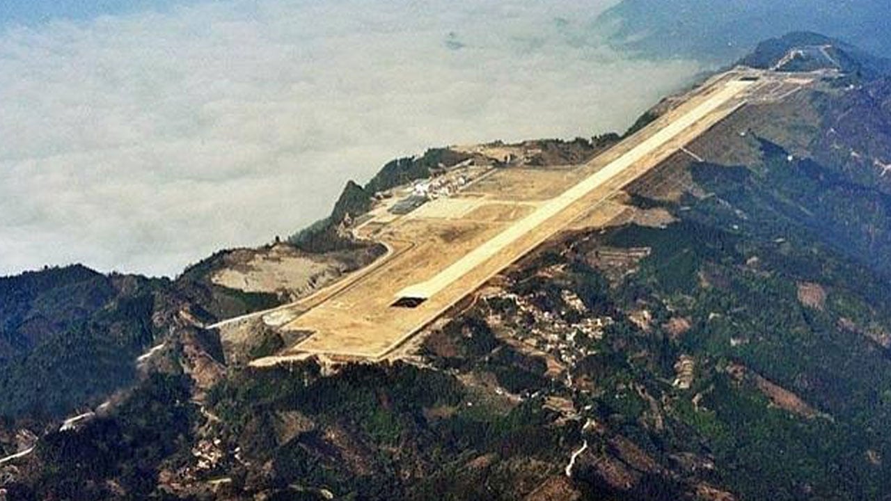 Foto - 5 dağın zirvesini pasta keser gibi kesip havalimanı yaptılar