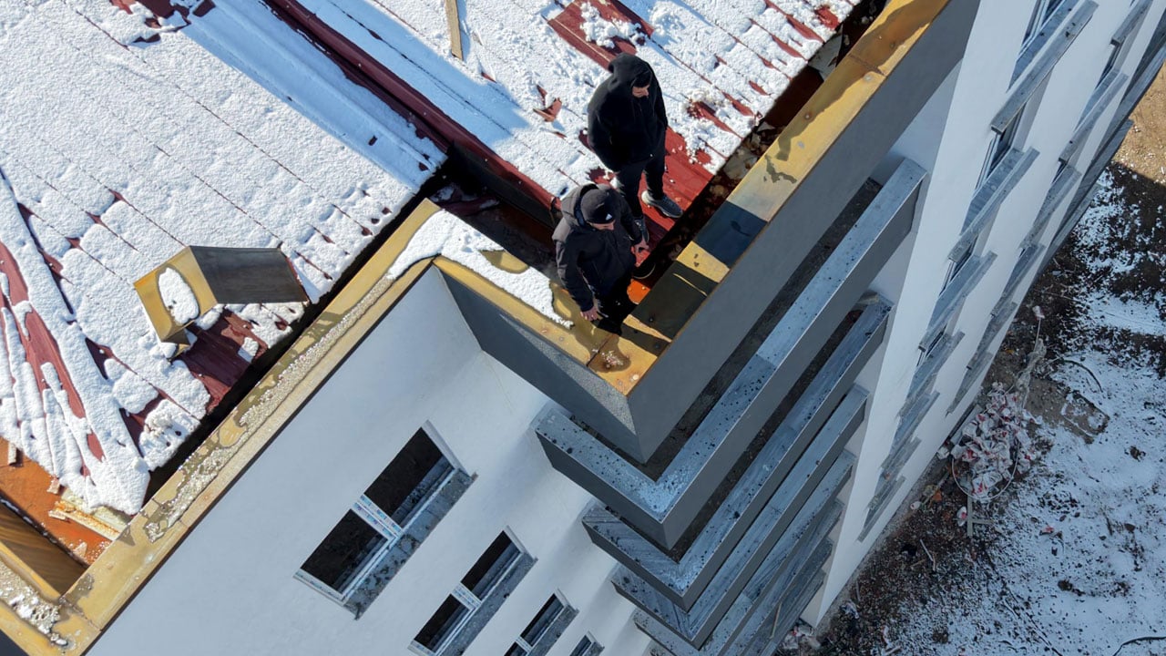 5 saatlik direniş! Aylardır maaş alamayan işçiler çatıda isyan etti