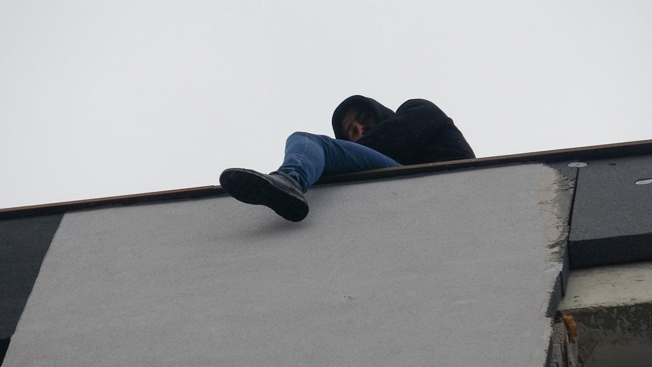 Foto - 5 saatlik direniş! Aylardır maaş alamayan işçiler çatıda isyan etti