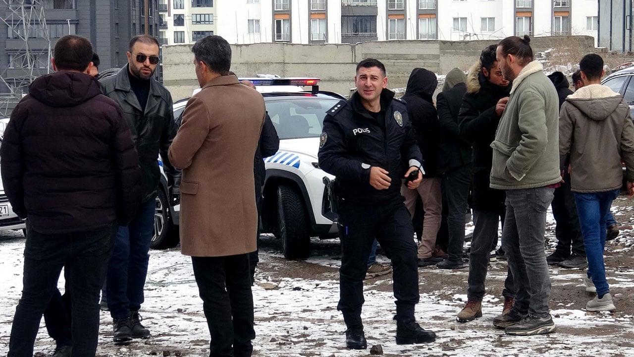 Foto - 5 saatlik direniş! Aylardır maaş alamayan işçiler çatıda isyan etti