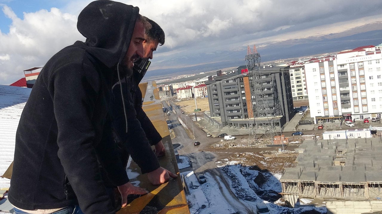 Foto - 5 saatlik direniş! Aylardır maaş alamayan işçiler çatıda isyan etti