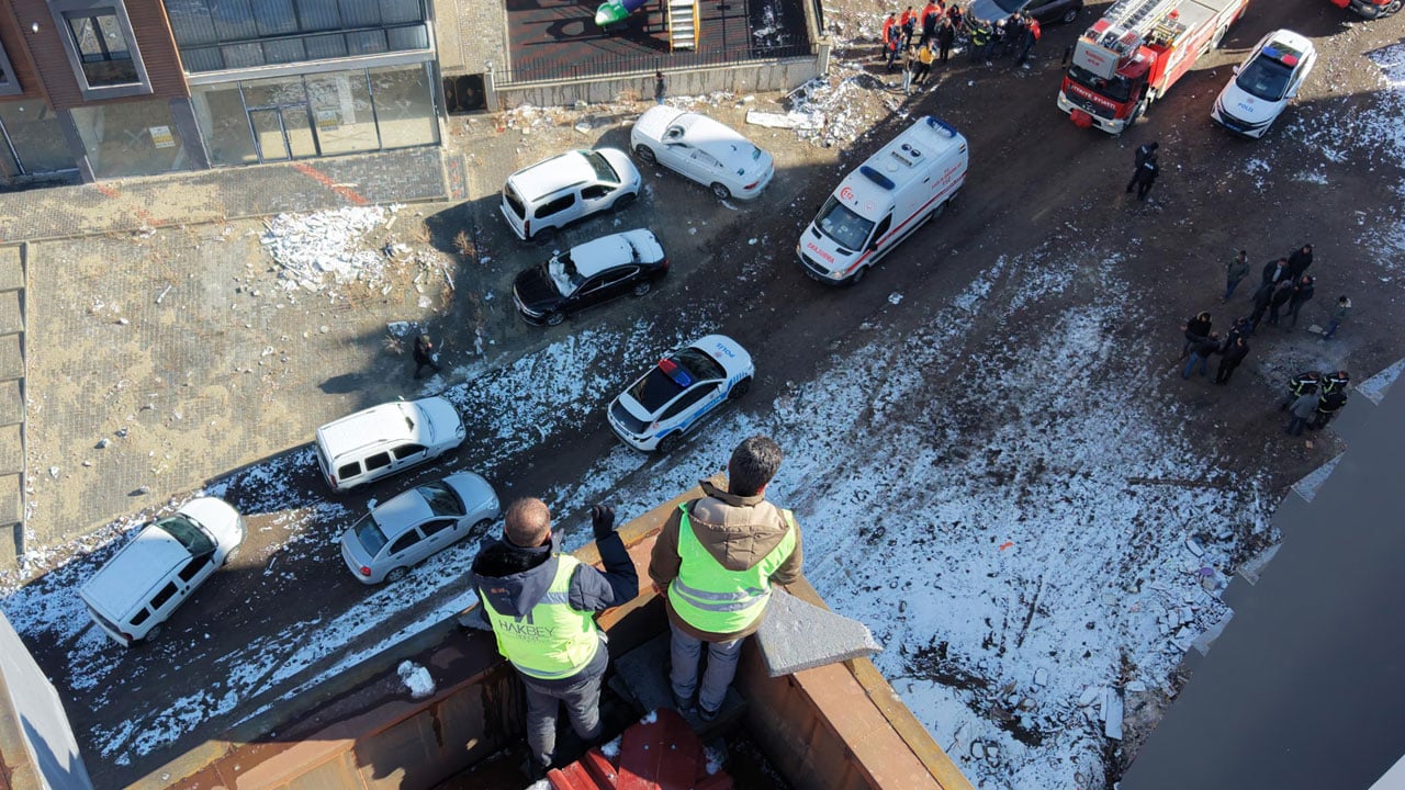 Foto - 5 saatlik direniş! Aylardır maaş alamayan işçiler çatıda isyan etti