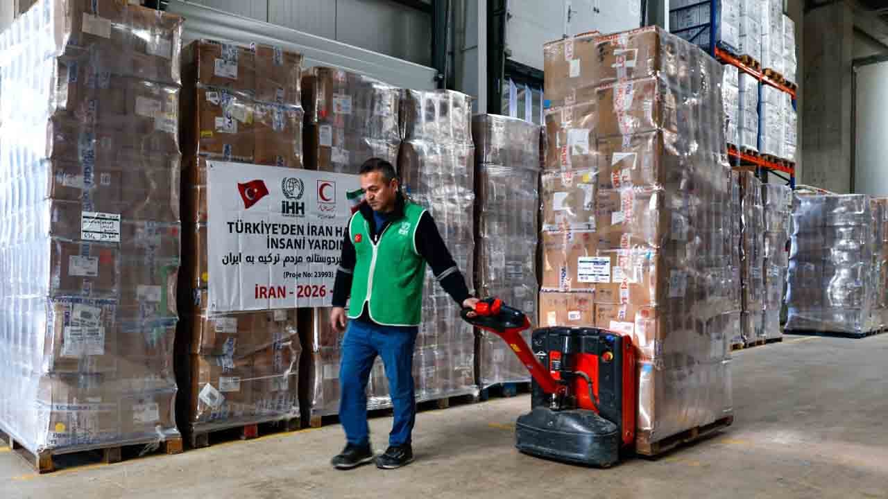 Foto - 5 tır yolda: Türkiye’den İran’a insani yardım 