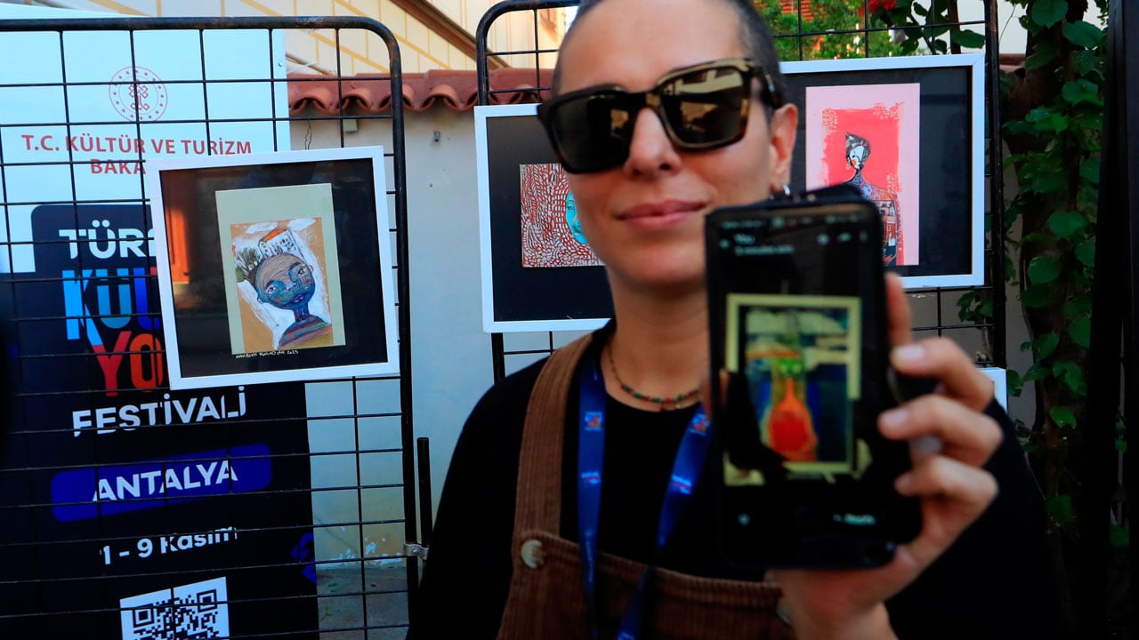 5 yıllık emeği bir anda yok oldu! İranlı ressamın 150 eseri Antalya'da kayboldu