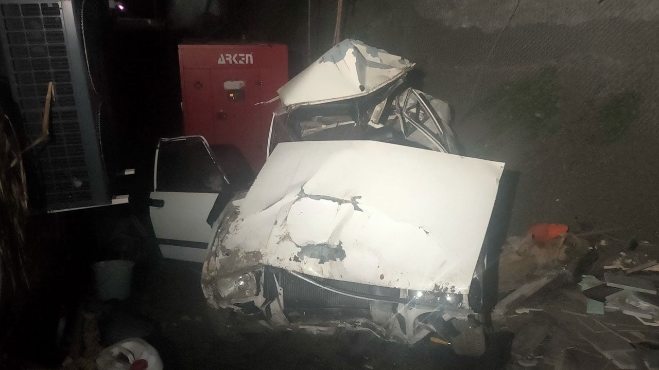 Foto - 50 metreden şarampole yuvarlandı! Otomobilden atlayarak kurtuldular