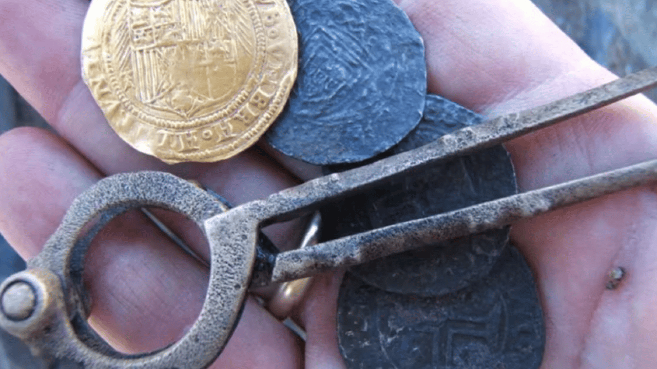 Foto - 500 yıl önce okyanusta kaybolan gemi içinde binlerce altınla çölde bulundu