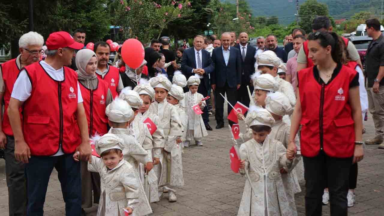 530 yıllık emanete sadakat: 25 çocuğa sünnet şöleni